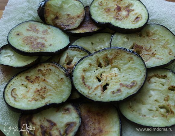 Баклажаны нарезать кружками  (посыпать солью, дать постоять мин. 15) и обжарить баклажаны немного с каждой стороны. Выложить на бумажную салфетку.