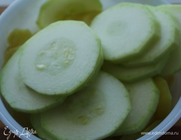 Картошку и кабачок порезать кружочками, добавить немного воды и отправить в микроволновку минут на 5 (до полуготовности). Слить воду и дать немного остыть.