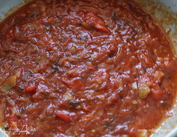 Для соуса: нарезать лук и чеснок. Обжарить немного в масле, добавить консервированные томаты (можно добавить сушеный базилик или другие травки).