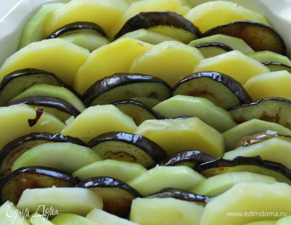 Затем в форму выложить баклажаны, картофель, кабачок поочередно. 