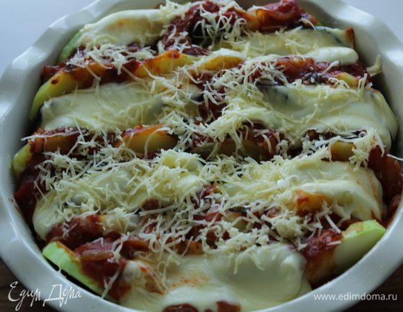 и посыпать  сыром. Запекать примерно 30-40 минут.