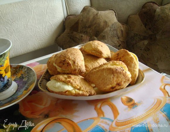 Тесто раскатать, в пласт толщиной 5-6 мм, вырезать кружечкой сочни на одну половину положить столовой ложкой начинку. Закрыть край, слегка защипнуть. Выпекать в духовом шкафу при t180С 15-20 минут. Начинка немного выплывет. Дать остыть и подавать к чаю. Можете теплые дать ребенку с собой, проверено дети, а особенно девочки сметают такие сочники на ура. 