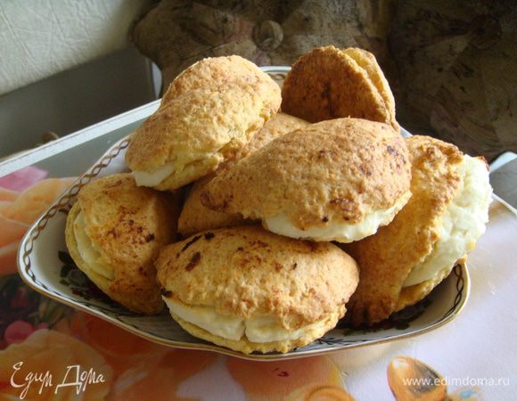 Я часто буру в ланч-боксах или бумажных пакетах на работу в понедельник или вторник после выходных. Они прекрасно хранятся, многие любят их разогреть. В пасмурный прохладный денек, к кофе в офисе - то, что доктор прописал. Только никому не показывайте;Р) отберут!! 
Приятно аппетита и удачи вам!