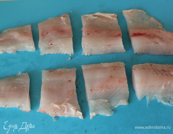 Снять кожу и нарезать на порционные куски. Если у вас готовое филе, то эти шаги не актуальны))))