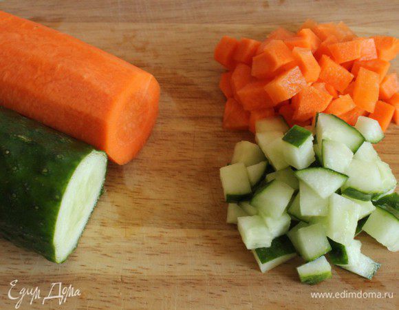 Нарезать средним кубиком свежую морковь и огурец.