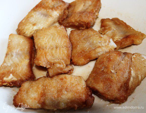 Рыбу обвалять в муке и обжарить в небольшом количестве масла. Выложить на салфетку, чтобы удалить излишки масла...Подавать в съедобных тарелках из пекинской капусты на подушке из маринованных овощей...