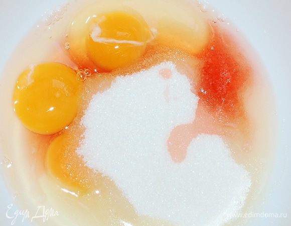 Яйца, сахар и сироп перемешать. Это будет смесь №1.