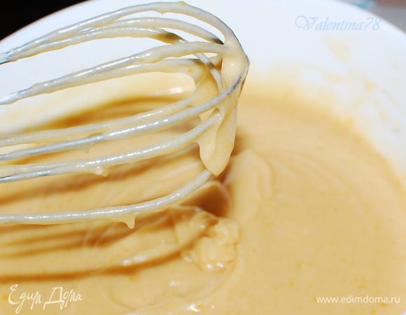 Растопить сливочное масло. Добавить к нему молоко. Сливочно-молочную смесь добавить к смеси №1. Перемешать. Это будет смесь №2. 
Муку просеять с разрыхлителем. И потихоньку  ввести к смеси №2. Аккуратно вымесить. Убрать готовое тесто в холодильник на 30 мин.