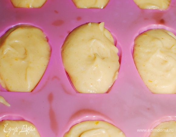 Разогреть духовку до 190 градусов.
Готовое тесто разложить по формочкам. Поставить выпекаться. 5 минут выпекаю при температуре 190 градусов, уменьшаю температуру до 160 градусов и еще минут 8-10. 
