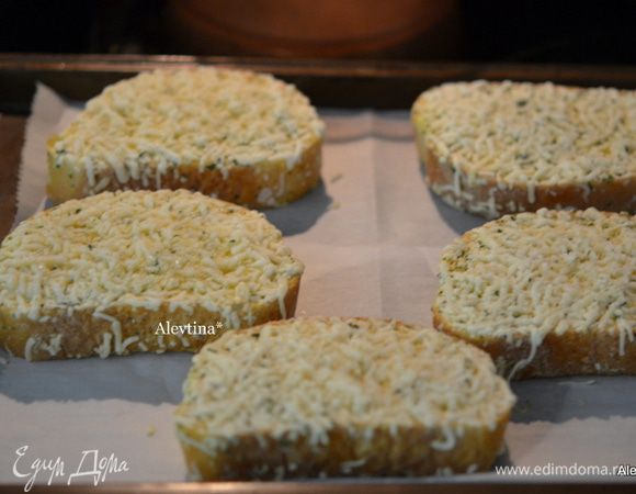 Багет кусочками можно слегка поджарить на растительном масле с чесноком, я использую багет с сыром и чесноком,который запекают в духовке 5 мин.
