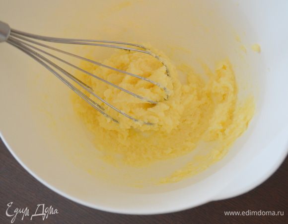 Мягкое сливочное масло растереть добела с сахаром. 