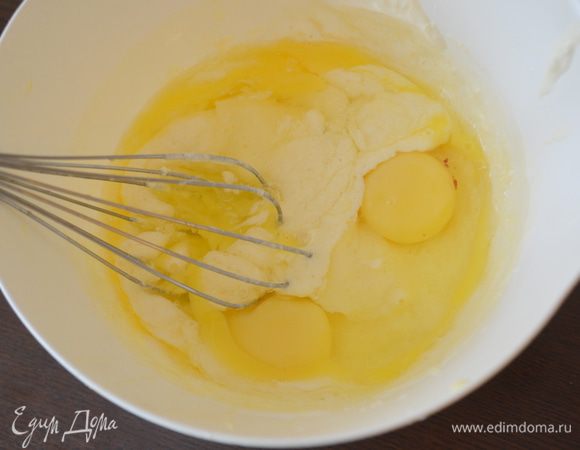 Добавляем яйца и сметану и еще раз растираем.