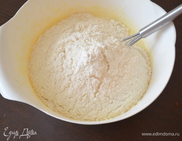 Просеять муку и замесить тесто.