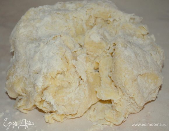 Переложить тесто на присыпанный мукой стол и вымесить его. Муки может быть и больше, все зависит от сметаны и яиц! Тесто получается не липкое, мягкое и нежное.