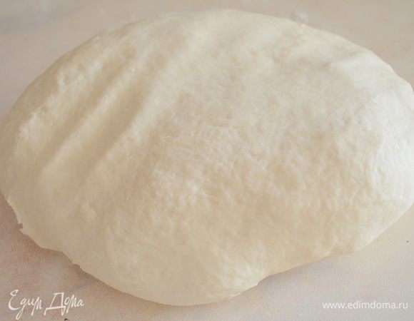 Скатать шар из него, завернуть в пленку и убрать в холодильник на 30 минут.
