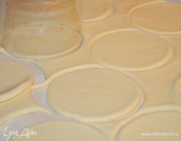 Тесто раскатать и большой кружкой вырезать кружочки диаметром 10 см.