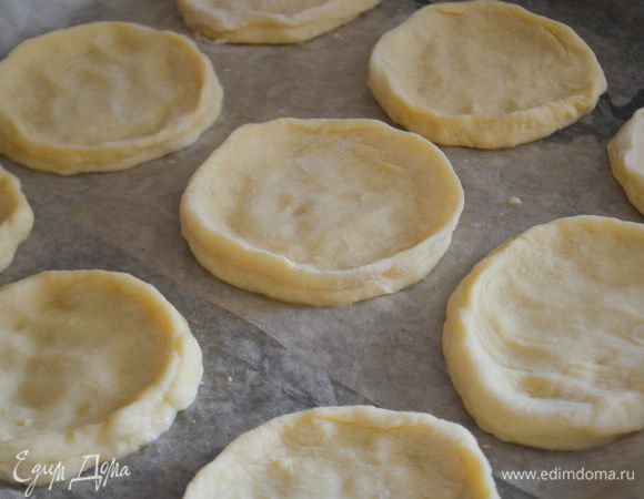 Каждую заготовку смазать яйцом и отправить в духовку, разогретую до 180 гр. на 10 минут. 