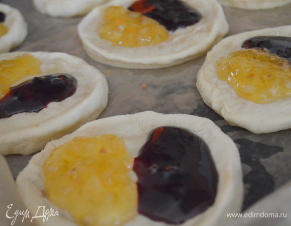 Достаем и выкладываем по 1 ст. ложке каждого варенья. Честно говоря, я очень волновалась - думала растечется! НЕТ! Все отлично! Главное - варенье должно быть густым и плотным!