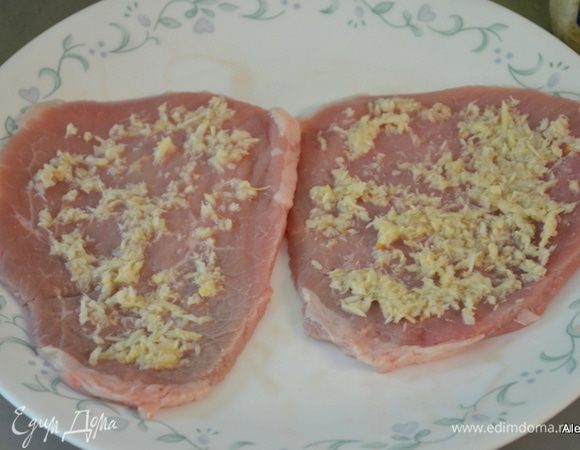 Стейки посолить и поперчить. Намазать каждый по одной стороне хреном.