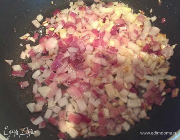 Лук очистить и мелко нарезать.
Чеснок очистить и мелко порубить.
В разогретой с оливковым или растительным маслом сковороде обжарить лук и половину чеснока ~2-3 минуты.