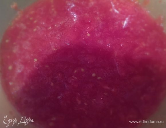 Помидоры вымыть, сделать крестообразные надрезы, опустить на 1 минуту в кипящую воду, затем вынуть и снять кожицу.
Натереть на терке или измельчить при помощи блендера в пюре.