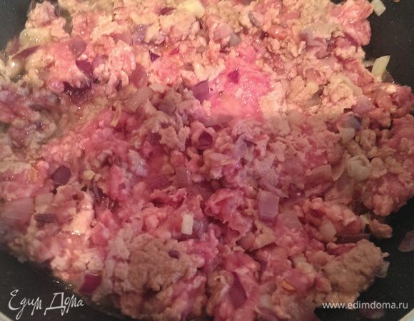 Добавить фарш и жарить, периодически помешивая, ~10 минут.