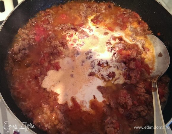 К фаршу добавить измельченные томаты, 1 ст. ложку сливок, соль и перец, перемешать, накрыть крышкой и готовить при слабом кипении ~7-10 минут.
