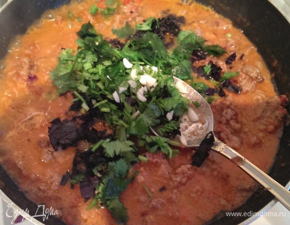 Выключить добавить зелень базилика и петрушки, оставшийся чеснок, перемешать и накрыть крышкой.