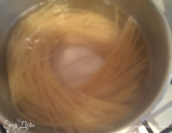 В кастрюлю с кипящей подсоленной водой положить спагетти, довести до кипения и варить ~8-10 минут.
Готовые спагетти откинуть на дуршлаг.
