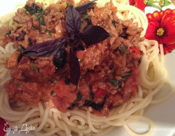 На тарелку выложить спагетти, сверху положить соус Болоньез и украсить листиками базилика.
Приятного вам аппетита!
