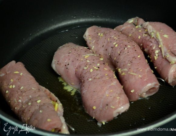 Свернуть рулетом, укрепить зубочисткой или метал.шпажкой. Выложить на разогретую сковороду и обжарить с 2 х сторон, затем огонь убавить.
