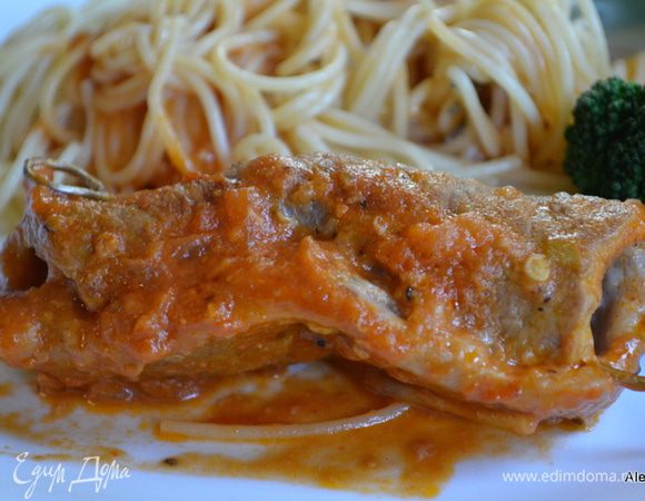 Полить томатным соусом и тушить до готовности мяса.  Подавать к столу горячим. Приятного аппетита.