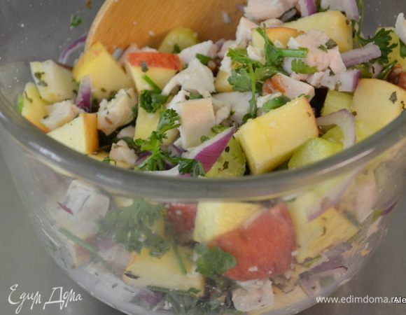 Смешать 1/2 стак. порезанный сельдерей кубиками,
1/4 cтак. пекан поломать, слегка подсушить,
1/2 cтак. свежая итальянская петрушка,порубить,
1/4 cтак. красный лук, нарезать,
1 1/2 стол.л свежий мята, нарвать или 1 ч.л сушеный,
1/2 перец свежий халапеньо, без семян,нарезать,
2 cтак.порезанной на маленькие кубики куриной грудки,
2 стол.л лимон.сок
 в большой салатнице. Добавить соль и перец, перемешать. Затем лимон.сок и олив.масло.
Последним добавляют авокадо. Осторожно все перемешать.
