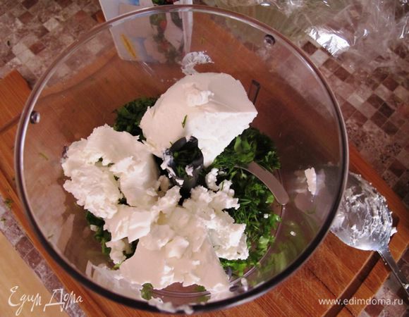 Отварить морковь. Для заправки смешать йогурт с горчицей. В блендере измельчить зелень с Фетой в пасту.
