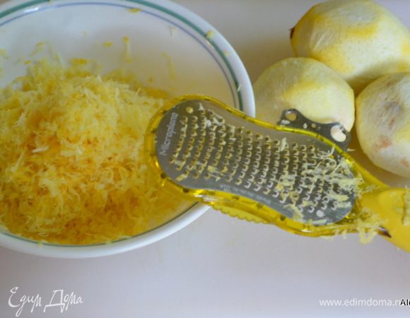 Натереть цедру 3 лимонов.