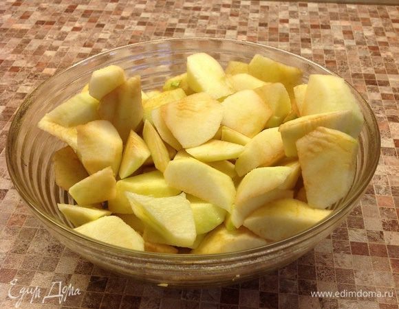 Нарежьте очищенные яблоки, сбрызните их соком половинки лимона.