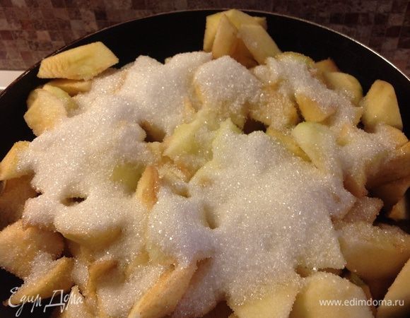 В сковороде потушите яблоки с сахаром в течение 10 минут.