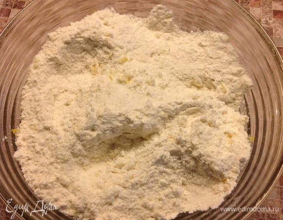 Смешайте муку, сахар, соду, цедру лимона.