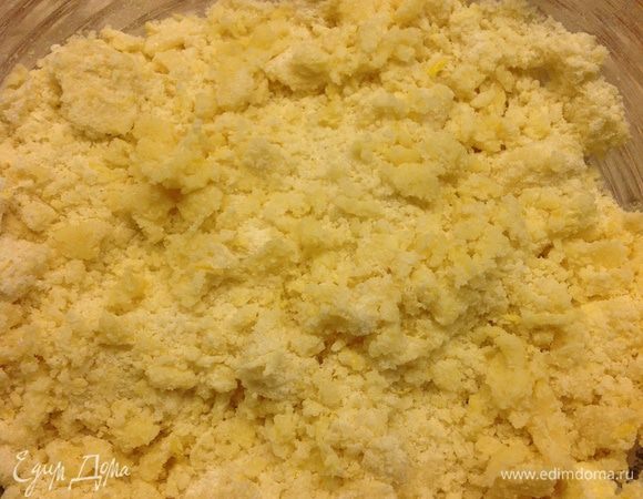 Добавьте сливочное масло, перетрите в крошку.