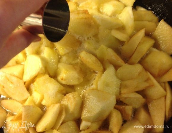 Влейте ром в яблоки и продолжайте тушить их еще 5 минут.