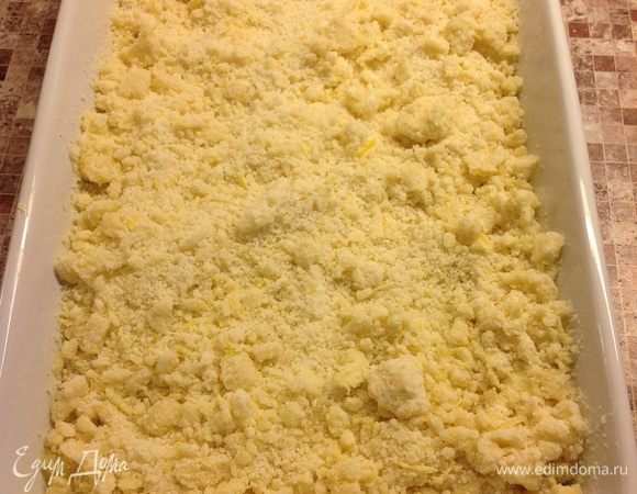 Посыпьте получившейся крошкой и отправьте в духовку, разогретую до 190°C, на 25 минут.