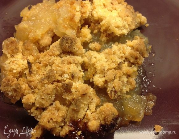 По истечении этого времени достаньте крамбл. Дайте ему немного остыть и наслаждайтесь. Советую добавить шарик ванильного мороженого, но, к сожалению, у меня его в этот раз не оказалось. Приятного аппетита!