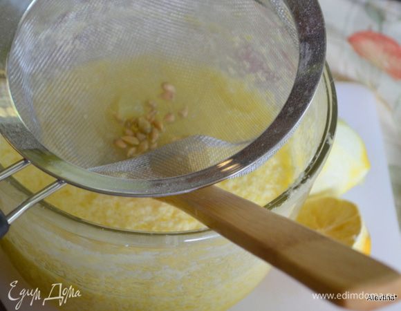 Затем добавить сливочное масло комнатной тем-ры. Смешать. И по одному яйцу за раз.  Добавим лимонный сок и соль. Перемешаем. Жидкость будет комочками.