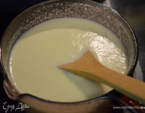 Перельем в кастрюльку и поставим на медленный огонь на 10 мин., помешиваем. Жидкость станет ровной без комков. Снять с огня и дать полностью остыть. 