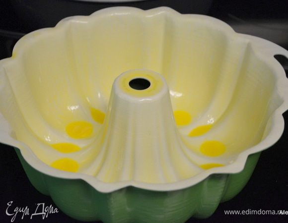 Разогреть духовку до 180 гр. Сбрызнуть или смазать форму с дыркой.
