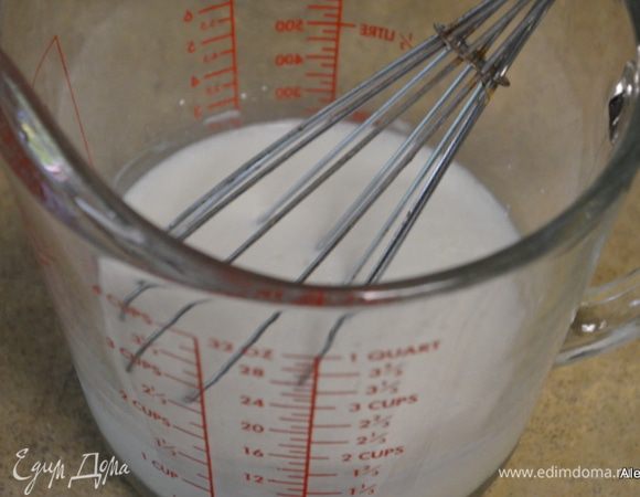 Смешать в емкости кефир и разрыхлитель вместе. 