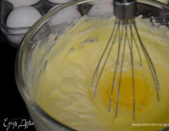 На сред.скорости взбить размягченное сливочное масло до гладкого состояния. Добавить сахар и взбить до мягкого состояния. Добавить по яйцу за раз, после каждого взбивать. Добавить ванилин и перемешать.