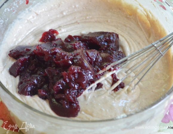 Смешать муку и 4 следующих ингредиента, как 1 1/2 ч.л корица ,1 ч.л молотый душистый горошек, 3/4 ч.л молотая гвоздика специя ,1/2 ч.л соль . Затем добавить кефирную смесь и масляную, перемешать  в ручную. Соскребаем со стенок также. Добавим ежевичный джем и также медленно перемешаем.