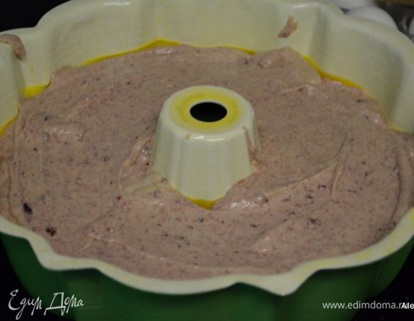 Выльем тесто в приготовленную форму. Поставить в разогретую духовку на 180 гр на 65 мин. Дадим остыть в форме, затем перевернем на тарелку.  Если форма хорошо была смазана и вы подождали , когда она остынет, то форма легко отойдет от кекса.