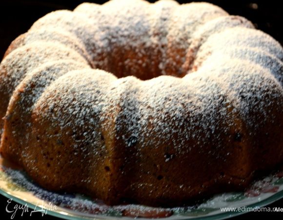 Кекс готовый посыпаем сахарной пудрой из ситечка. Нарезаем. И подаем к столу.